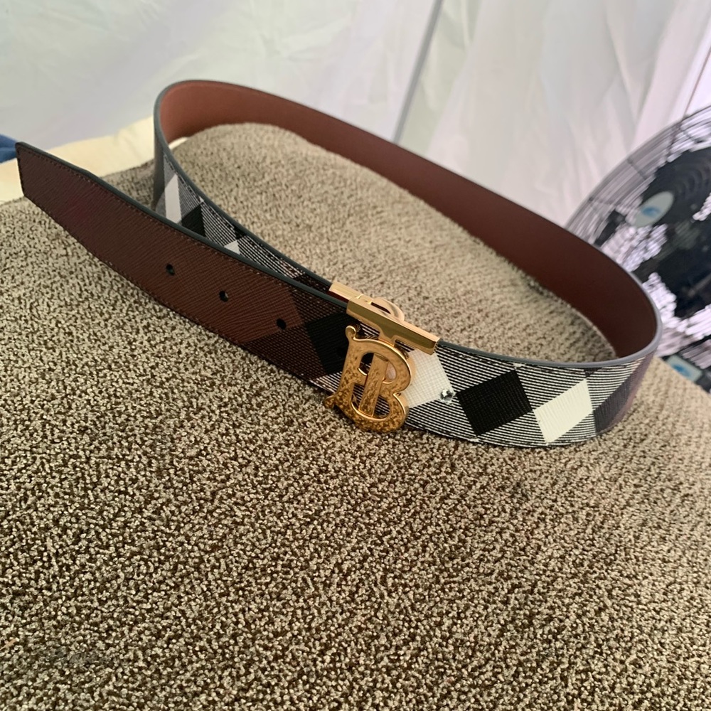 Burberry belt, reversible!